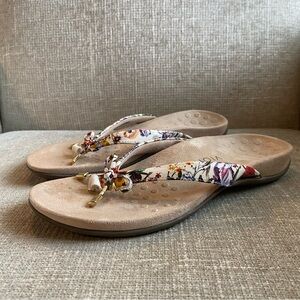 Vionic Women’s Bella II Slip On Thong Sandals Floral Print Bow Accent Sz 9.5